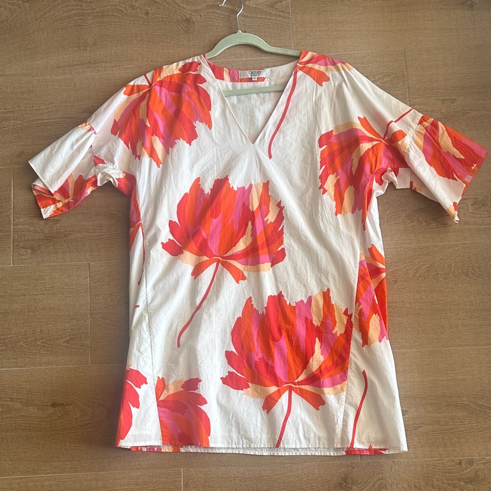 Crosby white floral v-neck dress with pockets. Lined. 100% cotton